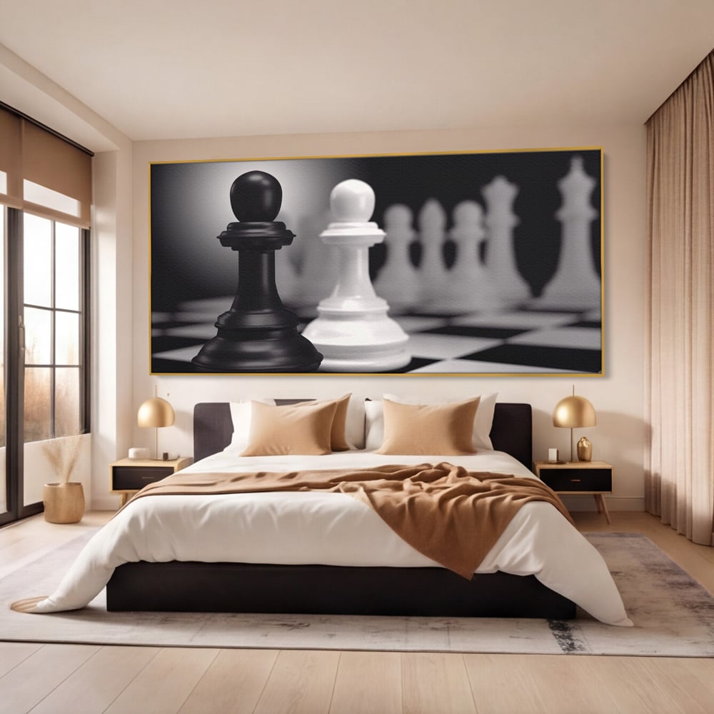 Tablou canvas cu tablou canvas cu piese de sah alb-negru, in rama de aluminiu auriu, pe perete intr-un dormitor
